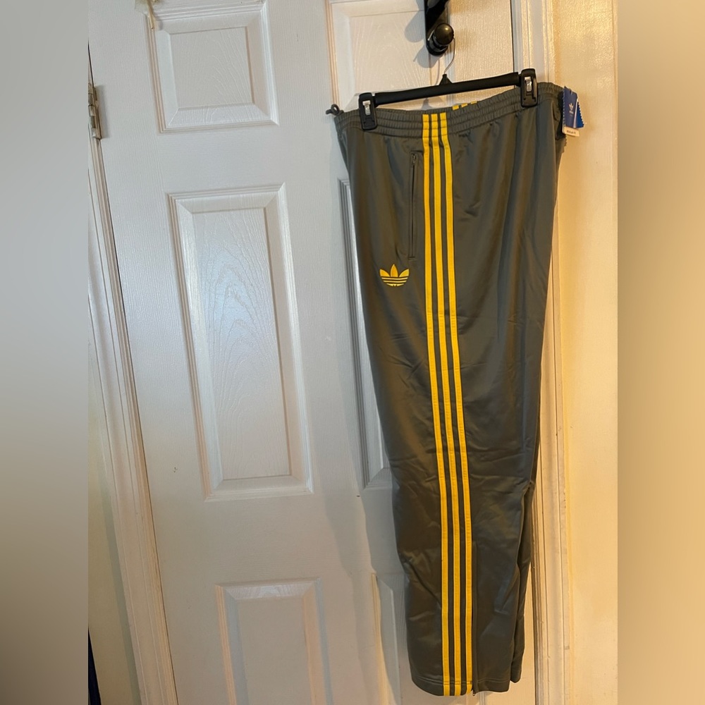 Adidas men’s Sweatpants w/ Tags